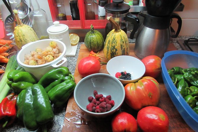 Shopping, cooking and eating together at my home in Porto - Finding Your Way: Meeting at António Enes and the Quick Walk