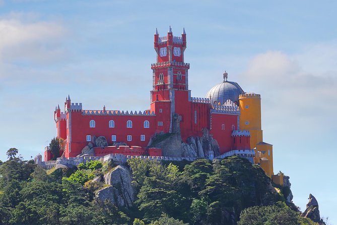 Sintra-Cascais-Pena Palace 8-People Small Group Tour from Lisbon - Sintra Town Time: Travesseiros, Pedestrian Streets, and Fairytale Vibes
