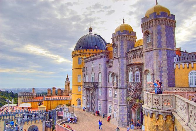 Sintra EXCLUSIVE Private Day Trip by Car with a Private Guide - Castle of the Moors: the dramatic ruins with the best payoff