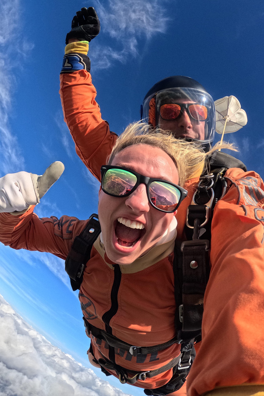 Skydive Algarve: Tandem Skydiving 10.000ft (up to 15.000ft) - Gear up and pre-board: the quiet minutes before the climb