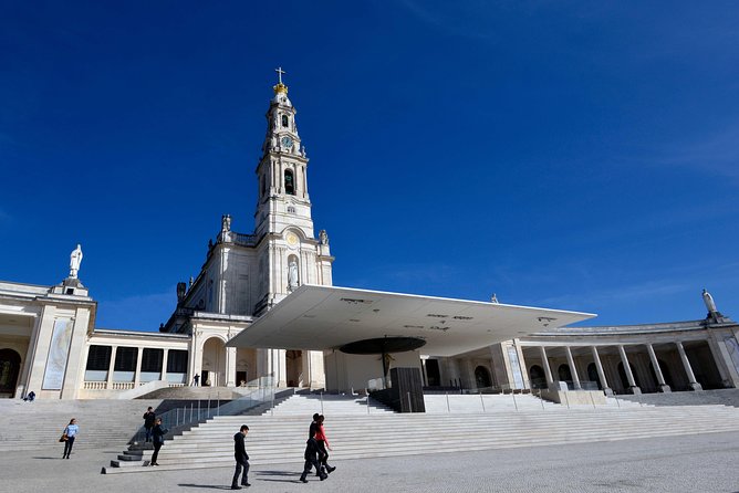 Small Group Tour to Fátima, Batalha, Nazaré and Óbidos from Lisbon - Nazaré Seaside and Giant-Wave Country: Getting Two Good Hours
