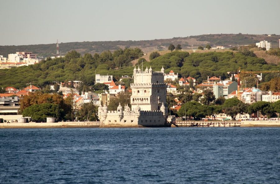 South Lisbon: 3-Hour Christ the King Electric Bike Tour - Cais do Ginjal, bait-and-ice history, and the lift plan for Christ the King