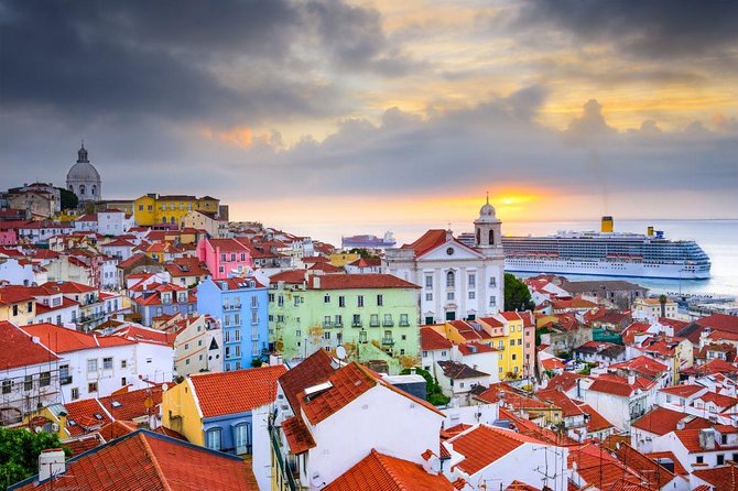 Special Guided Tour of Tuk Tuk Lisbon Historic 2 Hours - Miradouro São Pedro de Alcântara: Castle views in 10 minutes