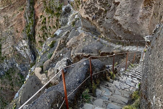 Sunrise Transfer To Pico Do Arieiro, Hike To Pico Ruivo & Return From Teixeira - Pacing, Footwear, and Knee-Smart Hiking Tips