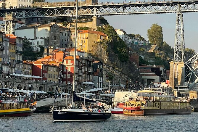 The Best Douro Boat Tour - Snacks, Welcome Drink, and Dressing for a Boat That Runs Cool