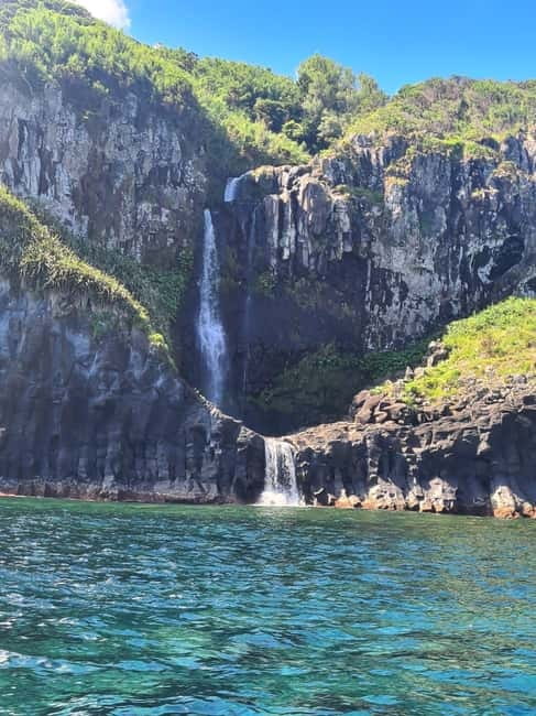 TRIP TO CORVO BY BOAT - Flores coast time: caves and waterfalls on the water