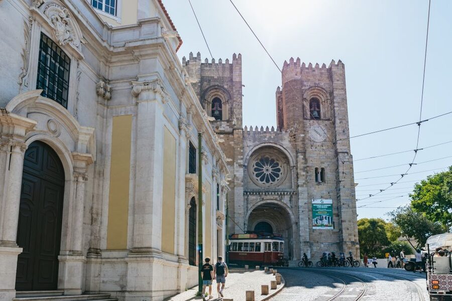 Vadio: Lisbon Old Town Private Tuk Tuk Tour - Stop 2: Portas do Sol Terrace, Lisbon’s classic viewpoint moment