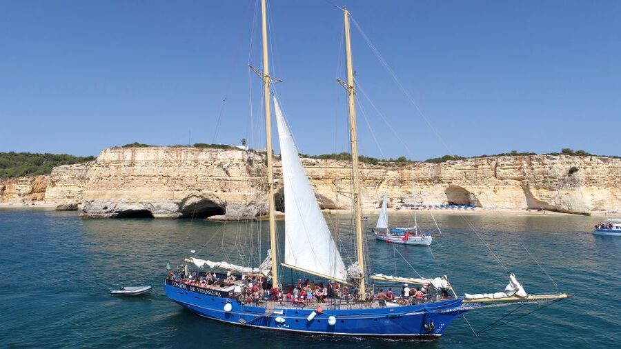 Vilamoura: Algarve Coast 3-Hour Sailing Cruise With Open Bar - Setting sail from Vilamoura’s Marina: what the first hour feels like