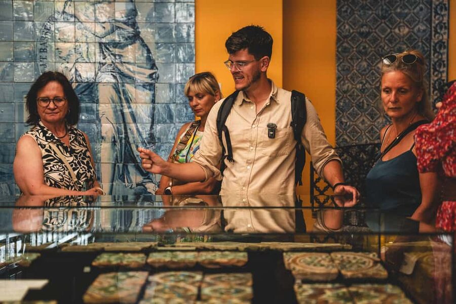 Walking tour discover Porto's center in German (max. 12 pax) - A break built into a real walking day