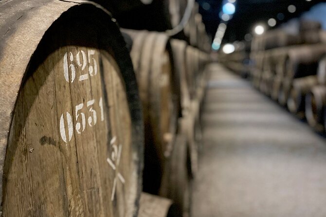 Wine Tasting with Tapas Walking Tour in Porto - Porto In Two Tastings: A compact wine-walk plan